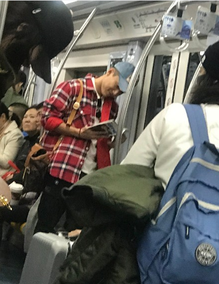 任嘉伦新剧《蓝焰突击》杀青 以作品致敬逆行英雄-开云(图2) 开云平台